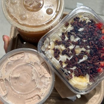 Salud Juice - Iced late, the Belmont smoothie, "the chocolate / peanut butter bowl" - Juice Bars & Smoothies Near Me - Long Beach, California Salud Juice - Iced late, the Belmont smoothie, "the chocolate / peanut butter bowl" - Juice Bars & Smoothies Near Me - Long Beach, California