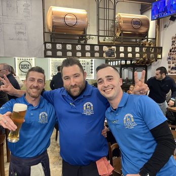 Cervejaria Gazela - Friendly staff - Hot Dogs Near Me - Porto, 13