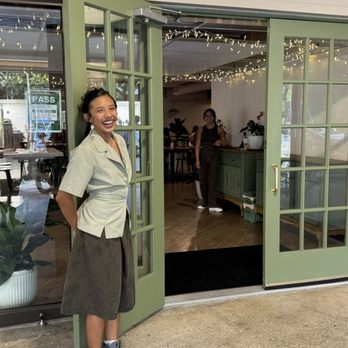 Lady Elaine - Wow! Nice to be greeted by friendly and exuberant restaurant staff - Mediterranean Near Me - Honolulu, Hawaii Lady Elaine - Wow! Nice to be greeted by friendly and exuberant restaurant staff - Mediterranean Near Me - Honolulu, Hawaii