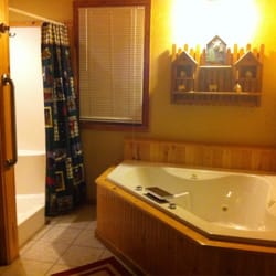 Can-U-Canoe Riverview Cabins - Downstairs bathroom