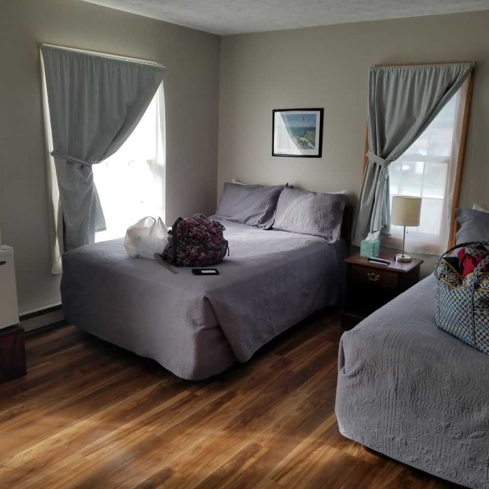 Lakeside Resort - Lodge suite. - Resorts Near Me - Watkins Glen, New York Lakeside Resort - Lodge suite. - Resorts Near Me - Watkins Glen, New York