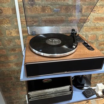Luella's Southern Kitchen - Old school record player in the restaurant - Southern Near Me - Chicago, Illinois