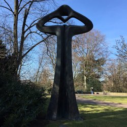 Der Mahner - Der Mahner, mit dem senkrechten Spalt im Körper und ohne Kopf.  The admonisher, with vertical gap in the body and without a head.