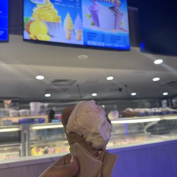 Gelato & Chill - Strawberry cheesecake gelato - Gelato Near Me - Honolulu, Hawaii