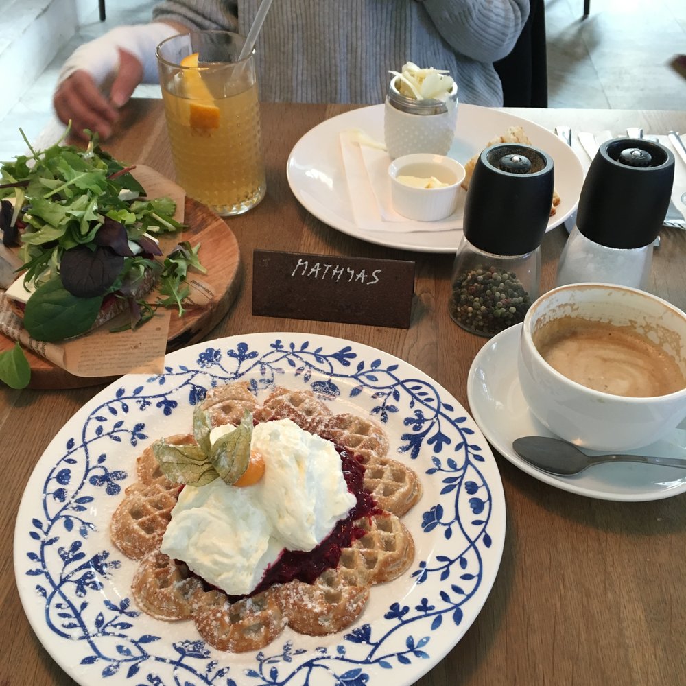 Bistro Proti Proudu - waffle, avocado toast, eggs - Bistros Near Me - Praha-8, Puerto Rico