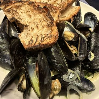 Row 34 - Seaport - LAGER STEAMED MAINE MUSSELS parsley butter, grilled sourdough - New American Near Me - Boston, Massachusetts