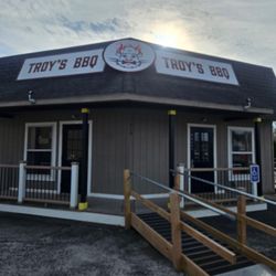 Troy’s BBQ - Outside