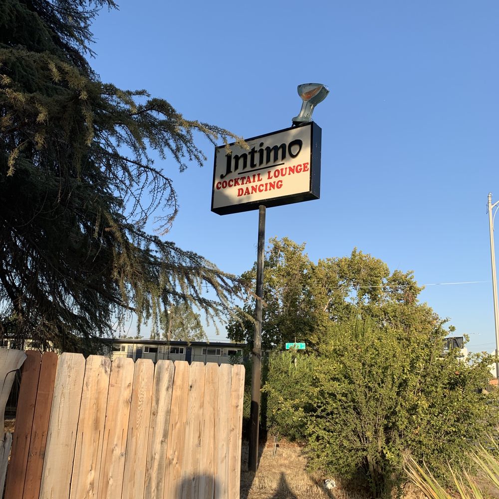 Intimo Cocktail Lounge - Intimo's street sign - Cocktail Bars Near Me - Fresno, California
