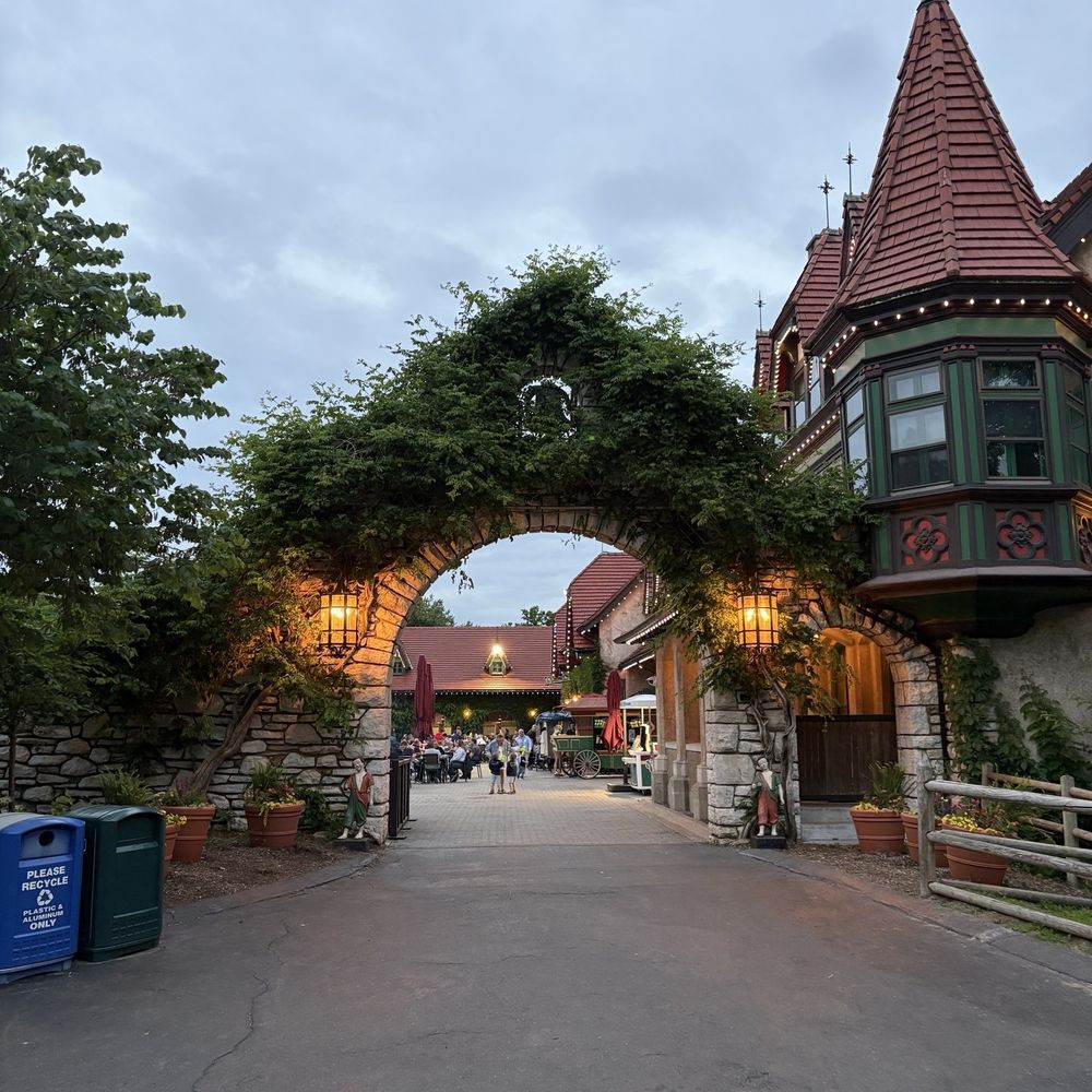 Grant's Farm - Barnhof - Attraction Farms Near Me - St. Louis, Missouri