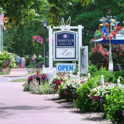 Zees Wine Bar & Grill - Proximity to Shaw Festival