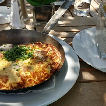 Restaurant Salzberg - 3 egg omelet with mushrooms and mozzarella, and a helping portion of oatmeal with fresh fruit. - Austrian Near Me - Vienna, 9