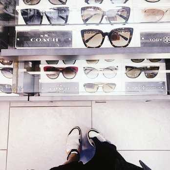 SUNGLASS HUT - CLOSED - Sunglasses 