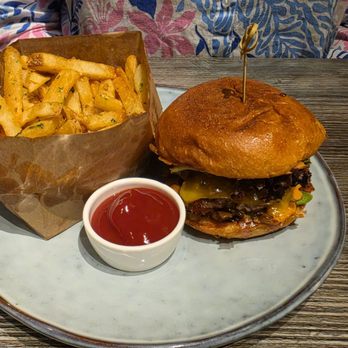 Haven's Harborside - Smash Burger and Garlic Fries - Cocktail Bars Near Me - Wailuku, Hawaii Haven's Harborside - Smash Burger and Garlic Fries - Cocktail Bars Near Me - Wailuku, Hawaii
