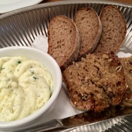 Bread with potato-cream cheese spread to start Bread with potato-cream cheese spread to start