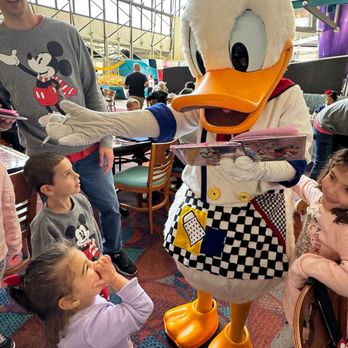 Chef Mickey's - Donald Duck with family - American Near Me - Lake Buena Vista, Florida
