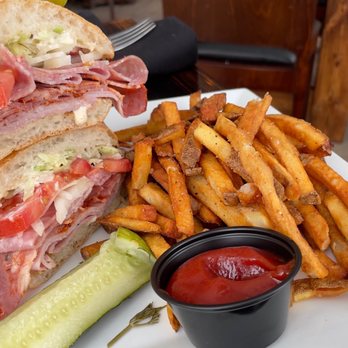 Di Prinzio's Kitchen - Cocktail Bars Near Me - Clayton, New York