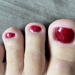 Lee Nails - Uneven polish, not close to the skin. Right after I got home too!