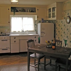 D & E Digs Vacation Rental - Vintage kitchen.
