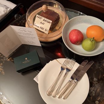 港島香格里拉大酒店 - Welcome cake and fruits - Hotels Near Me - Hong Kong, HK