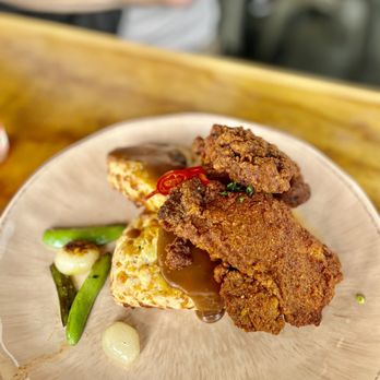 Toast Kitchen & Bakery - hot chicken and biscuits ($19) - Breakfast & Brunch Near Me - Costa Mesa, California