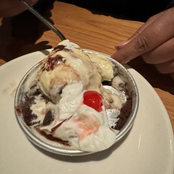 BJ's Restaurant & Brewhouse - Hot Fudge Brownie Pizookie - New American Near Me - Valley Stream, New York
