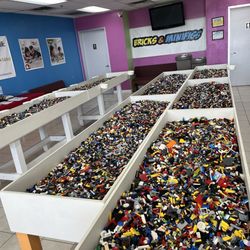 Bricks & Minifigs - Legos