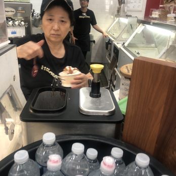 Häagen-Dazs - Employee with no gloves holding my ice cream - Ice Cream & Frozen Yogurt Near Me - Washington, DC, District of Columbia