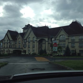 Hotel St-martin Bromont - Front of the building. - Hotels Near Me - Bromont, Quebec Hotel St-martin Bromont - Front of the building. - Hotels Near Me - Bromont, Quebec