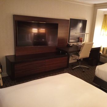 Hilton McLean Tysons Corner - TV and Desk - Hotels Near Me - Mclean, Virginia