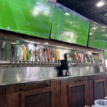 Henry's Bar & Grill - Sports Bars Near Me - Cathedral City, California