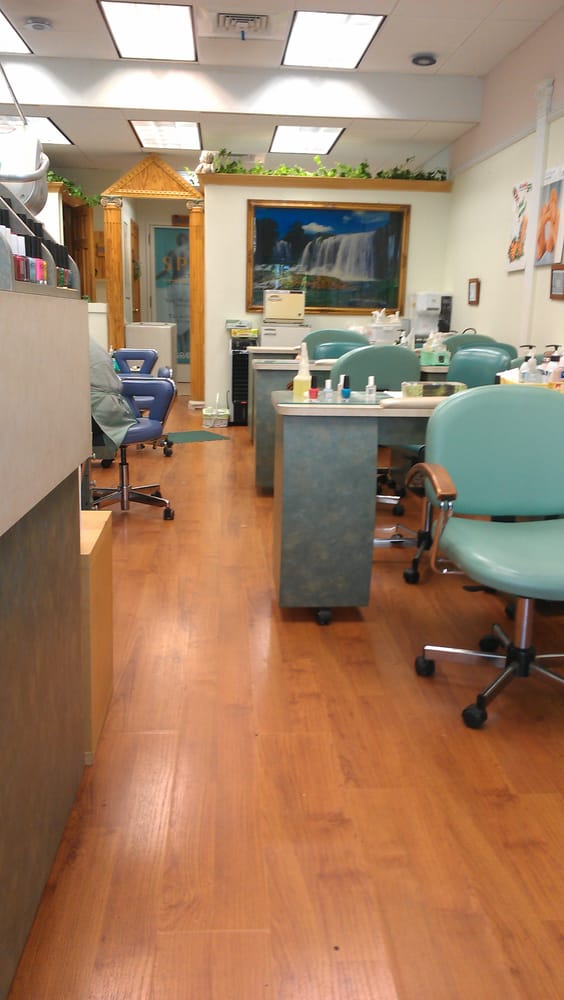 Queens Wellness Spa & Nails Logo