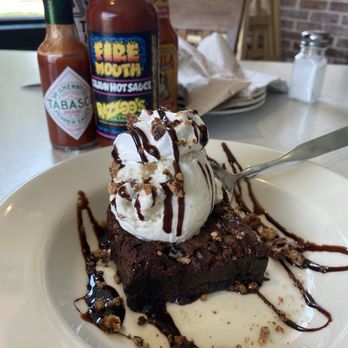 Razzoo's Cajun Cafe - Brownie Mudslide Sundae - Cajun/Creole Near Me - McKinney, Texas