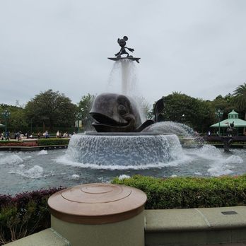 香港迪士尼樂園 - Fountain at the entrance - Amusement Parks Near Me - Hong Kong, HK 香港迪士尼樂園 - Fountain at the entrance - Amusement Parks Near Me - Hong Kong, HK