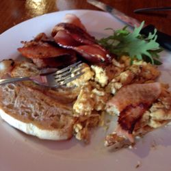 Amber's Cafe - Nice eggs with a lot of crispy bacon!