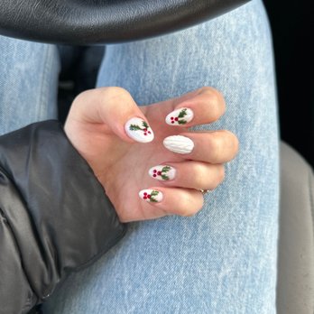 8th Day Nails - Bonney Lake - Beautiful holly berry & knit sweater nails by Rani. Perfect for the holidays - Nail Salons Near Me - Bonney Lake, Washington
