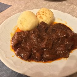 Zum Taunus - Biergoulasch mit Klößen (7,90)