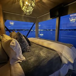 Harbor View Landing - The Patriot House Boat