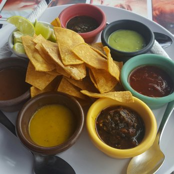 Taco y Tequila - Free chips with various salsas - Tacos Near Me - Cancún, ROO Taco y Tequila - Free chips with various salsas - Tacos Near Me - Cancún, ROO