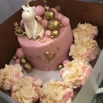 Kerri's Cakes - Birthday Cake with 6 cupcakes - Custom Cakes Near Me Kerri's Cakes - Birthday Cake with 6 cupcakes - Custom Cakes Near Me