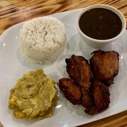 Lunch special pollo frito. Really good Lunch special pollo frito. Really good