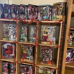 Yesteryear's Marketplace - First wave NRFB Monster High Dolls and accessories