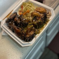 Island Vibes - Jerk wings with curry sauce