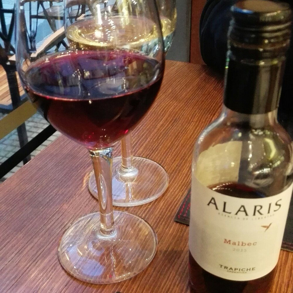 Valerio - Vino tinto y blanco - Cafeteria Near Me - Buenos Aires, C Valerio - Vino tinto y blanco - Cafeteria Near Me - Buenos Aires, C