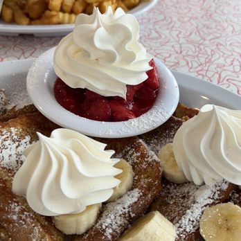 Starlite Diner - French toast with strawberries and banana - Diners Near Me - Daytona Beach, Florida Starlite Diner - French toast with strawberries and banana - Diners Near Me - Daytona Beach, Florida