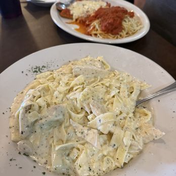 Pap's Italian Grill - Chicken fettuccini Alfredo, chicken Parmesan - Italian Near Me - Bandera, Texas