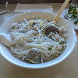 They only fill the soup halfway.... If you like to add lots of bean sprouts, stay away from this place. They only fill the soup halfway.... If you like to add lots of bean sprouts, stay away from this place.