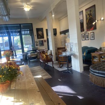 Alla Prima Coffee Roaster - Vintage style decor - Coffee Roasteries Near Me - Pensacola, Florida