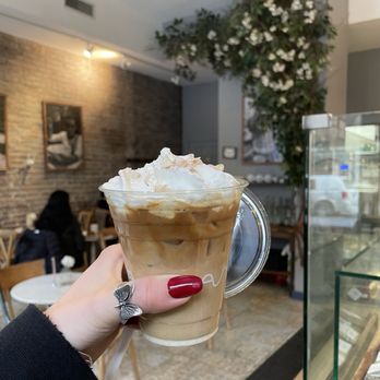 maman - Almond croissant latte (seasonal Martha Stewart drink) - Cafes Near Me - New York, New York