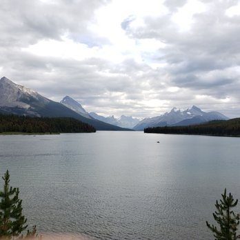 Maligne Lake - Very big and peaceful lake with multiple trails.. very nice! - Boating Near Me