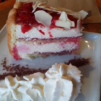 Première Moisson - Cakes from the cake display. - Bakeries Near Me - Montreal, Quebec